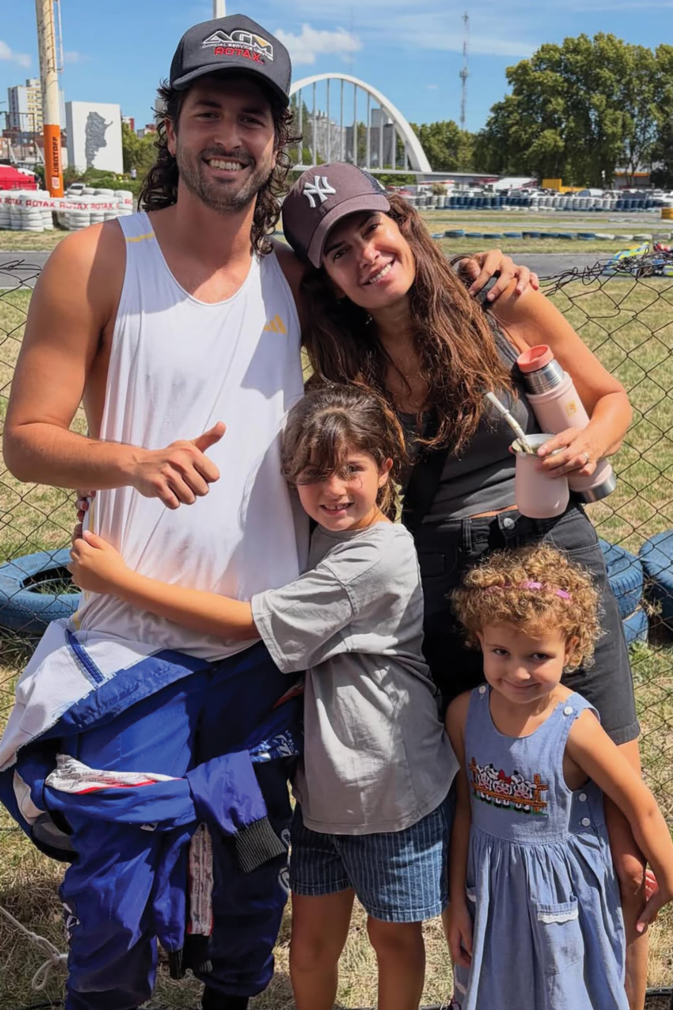 El piloto junto a sus hermanas menores e Isabel Macedo