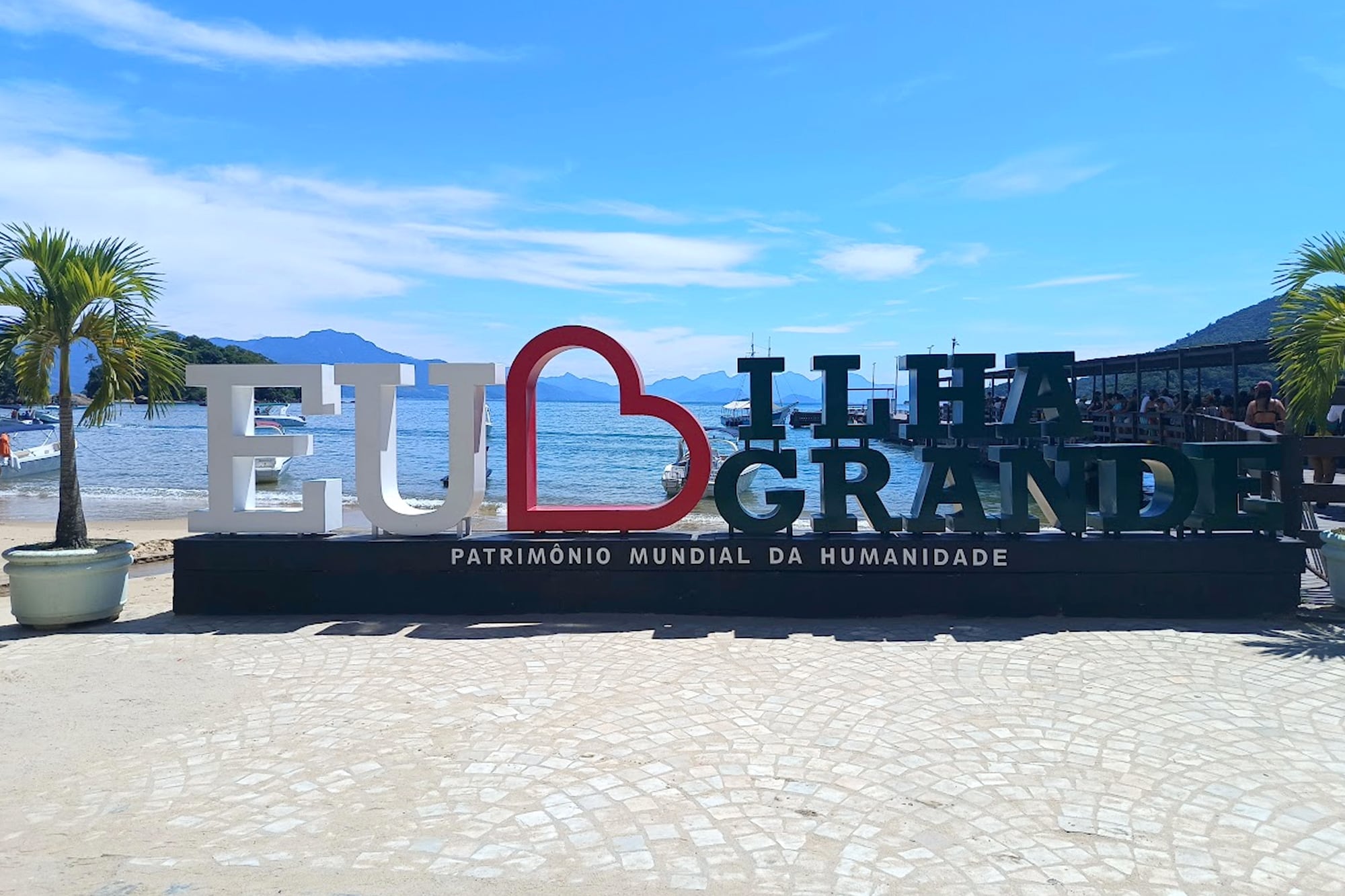 En el entrada al muelle de la Vila do Abrãao está el cartel “Eu love Ilha Grande”