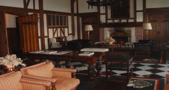 Techos inclinados, grandes chimeneas y ventanas con paneles de vidrio repartidos.