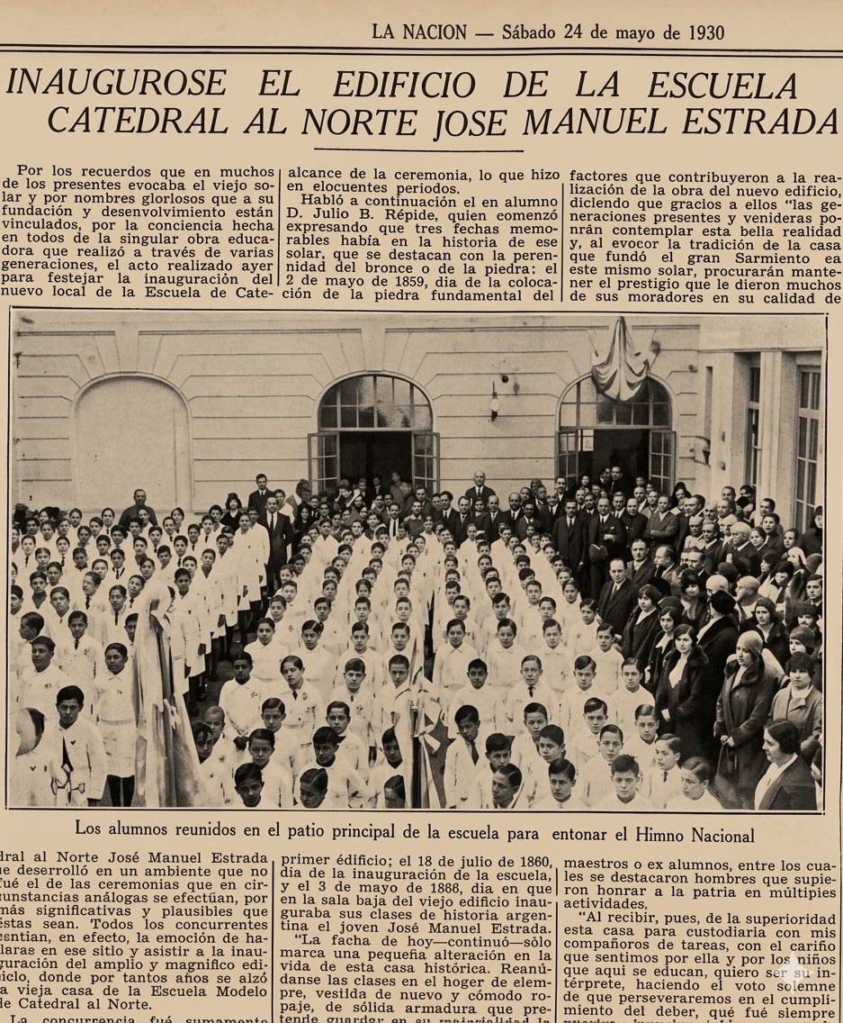 La escuela fue demolida en 1927 y reinaugurada en 1930. El debate acerca de si modernizarla o mantener su aspecto original tuvo mucho espacio en los medios.