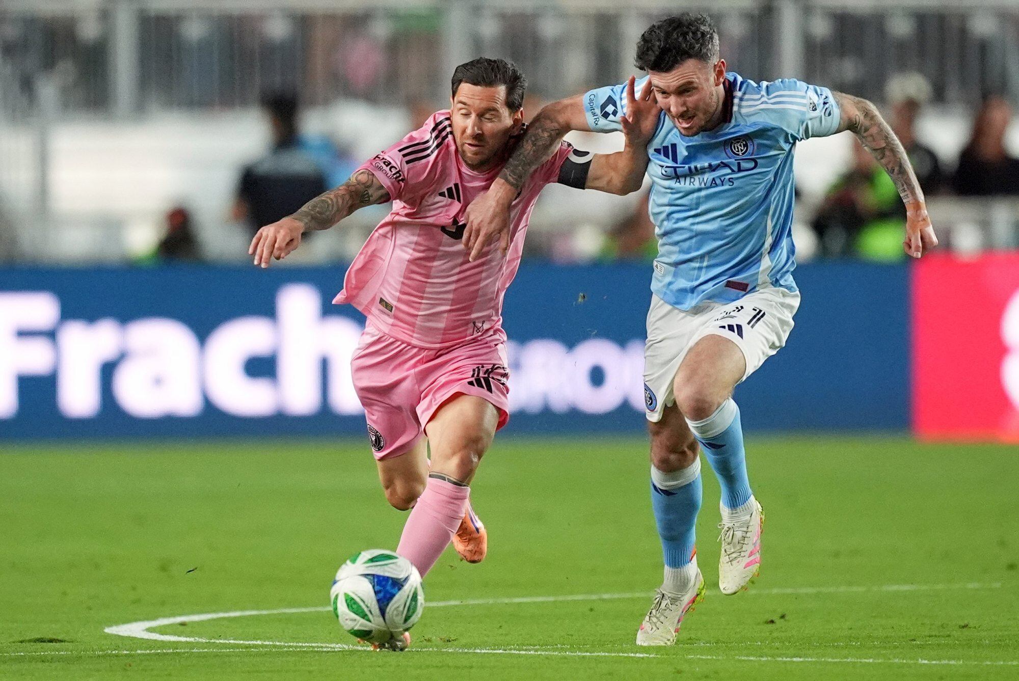 Lionel Messi, en plena lucha contra Aiden O'Neill