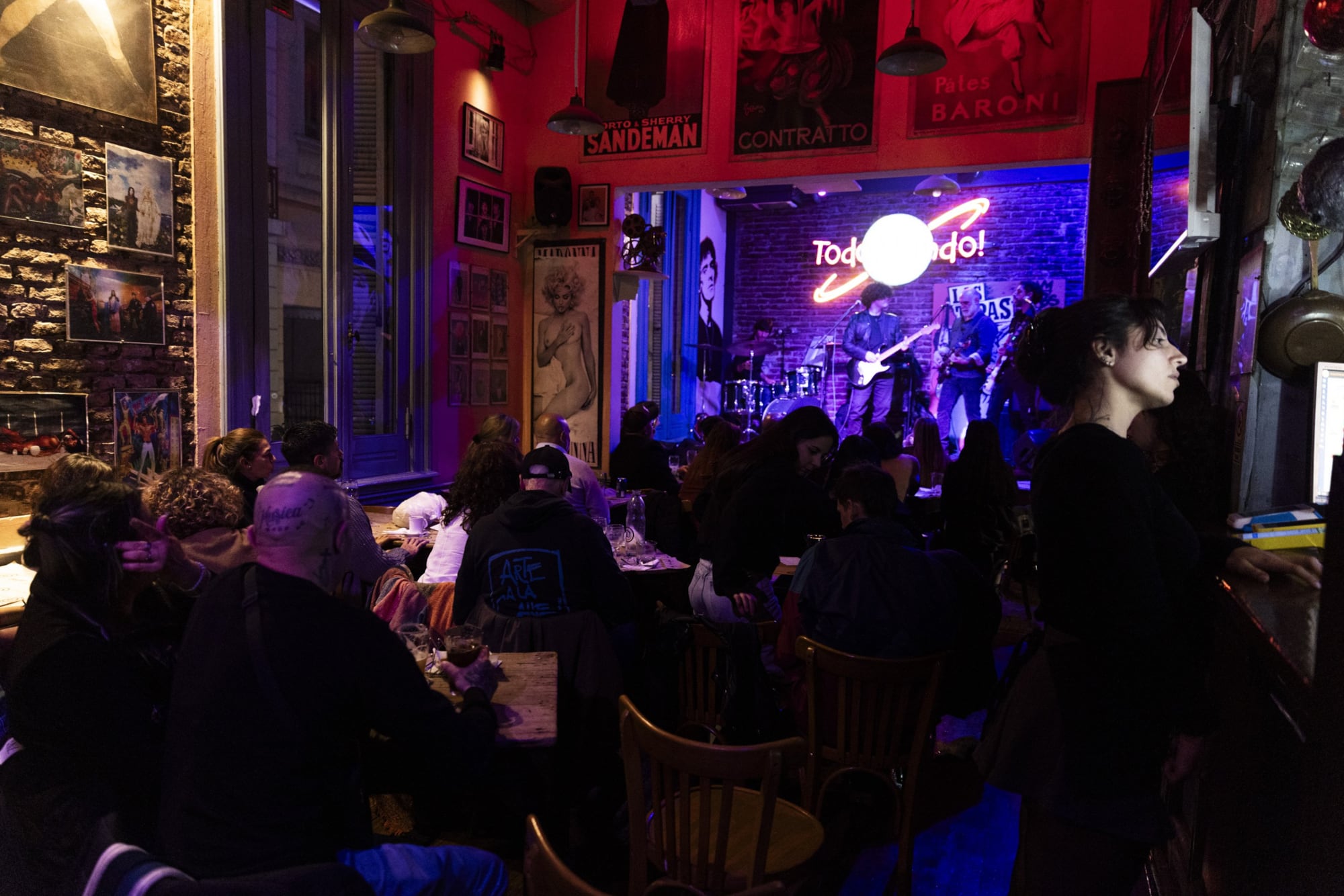 Además de los comerciantes y los consumidores, quienes sienten las consecuencias del acortamiento nocturno son los artistas