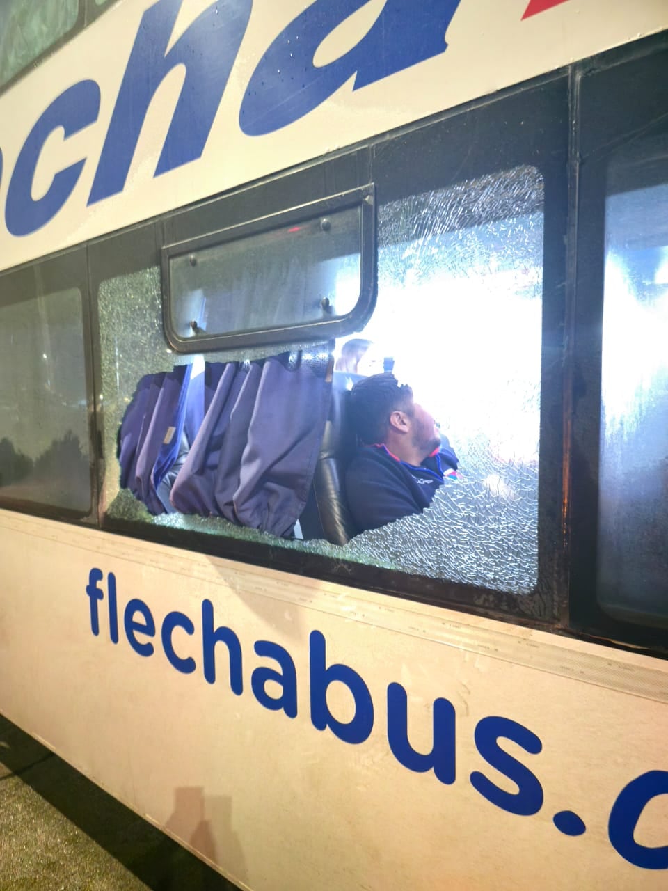 Un micro con hinchas de Tigre fue agredido en Uruguay
