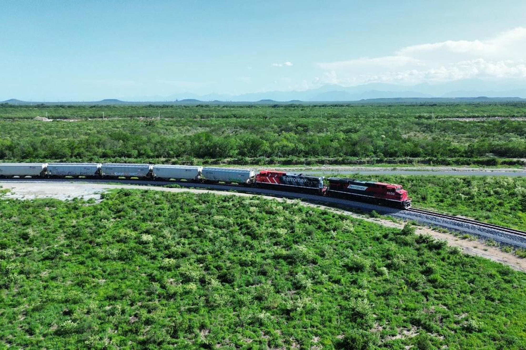 Grupo México cotiza en la bolsa mexicana y también en Wall Street (ADR), y tiene negocios en minería (es el tercer mayor productor de cobre a nivel mundial), construcción e infraestructura y en transporte ferroviario. Este último segmento tuvo una facturación de US$3400 millones en 2025, por su operación en México (Ferromex) y Estados Unidos.