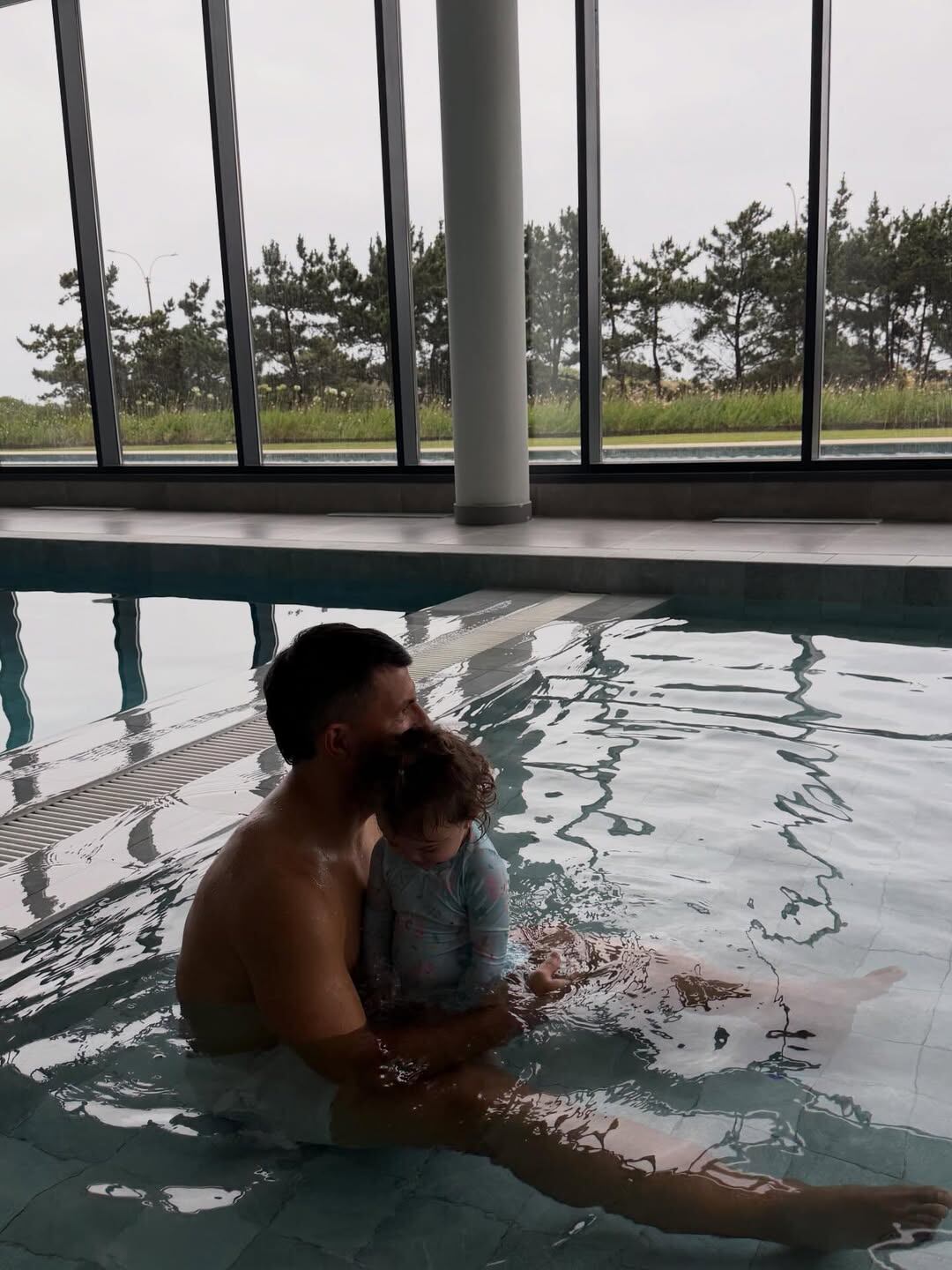 Sergio Agüero junto a su hija Olivia durante sus vacaciones (Foto: Instagram @soficalzetti)