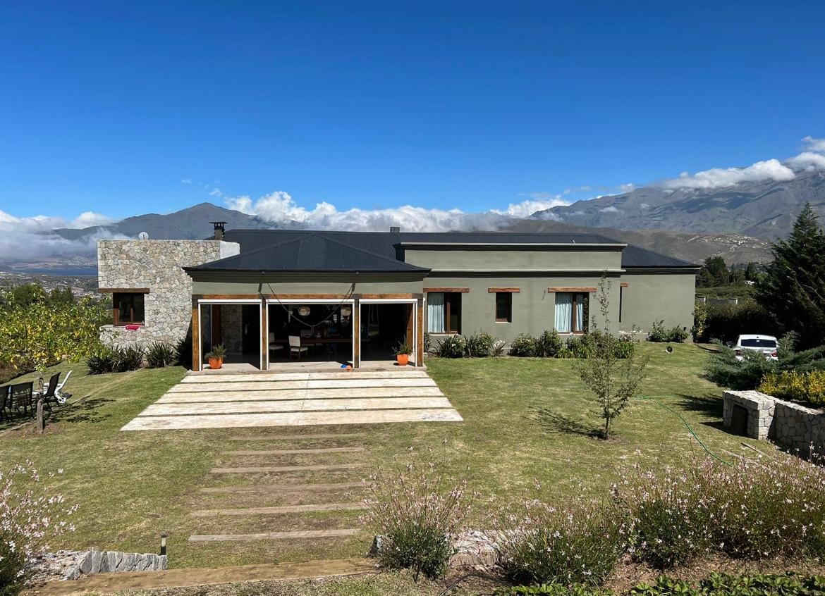 El gobernador de Tucumán compró una casa de fin semana por US$300.000 y no se conocen sus declaraciones juradas de bienes 7 La propiedad del gobernador de Tucumán, Osvaldo Jaldo, en Tafí del Valle, el principal enclave turístico de la provincia; la compró siendo gobernador por US$300.000