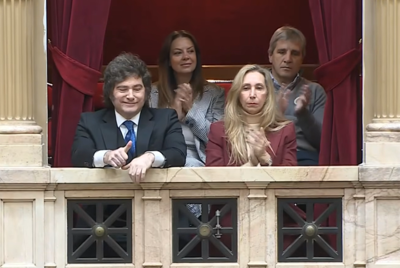 Los hermanos Milei con los ministros Pettovello (Capital Humano) y Luis Caputo (Economía) en uno de los palcos de Diputados durante la exposición de Adorni