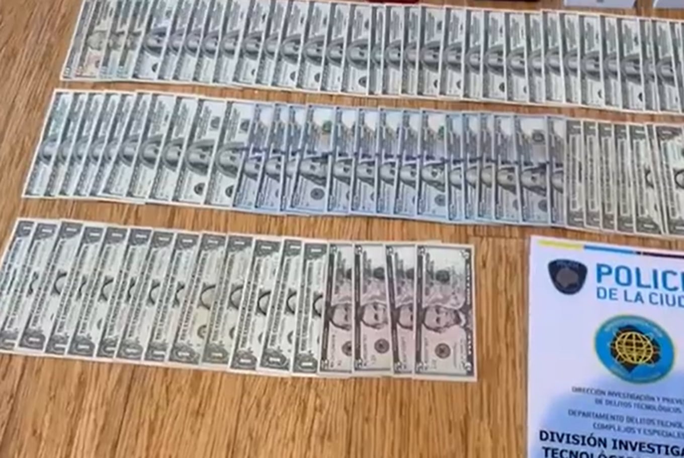 Parte del dinero secuestrado en poder del sindicado jefe de la banda