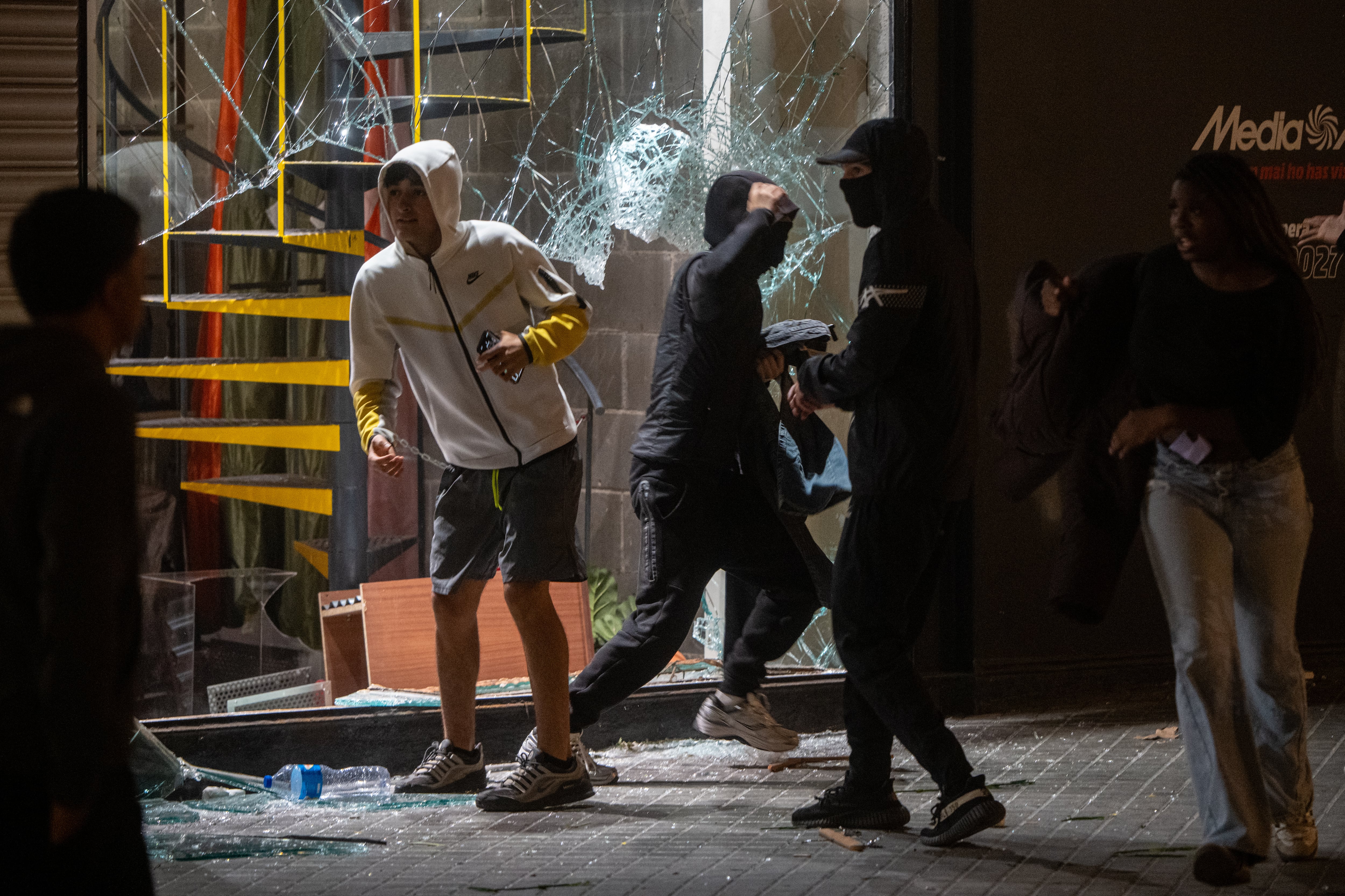 Disturbios en Barcelona: 128 detenidos por saqueos, vandalismo y daños en la vía pública
