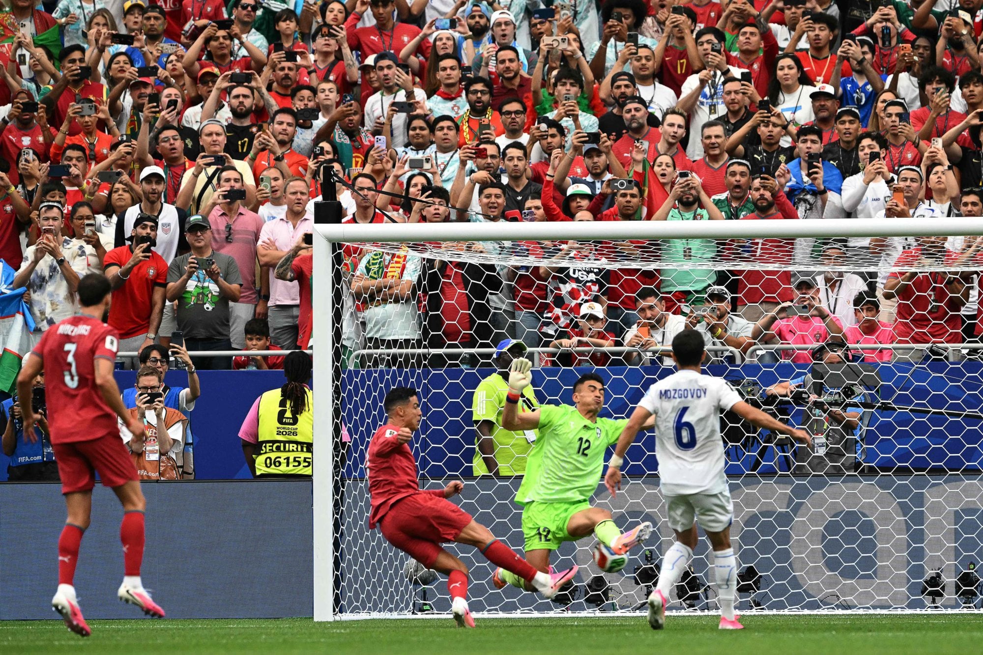 El remate de Cristiano Ronaldo tapado por el arquero Abduvohid Nematov, por el que reclamaban penal