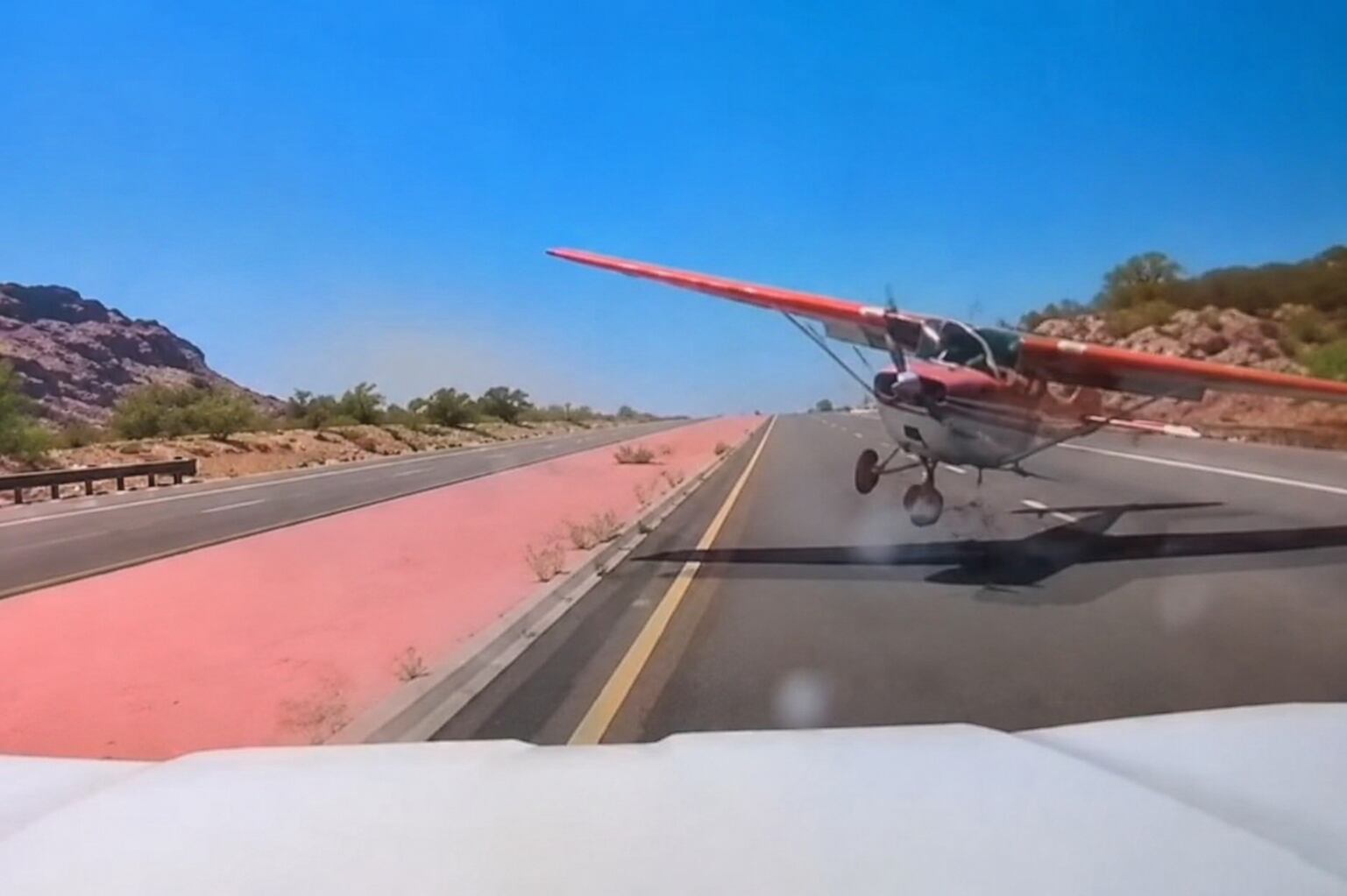 Una avioneta sufrió un desperfecto, aterrizó en plena ruta y estuvo a centímetros de impactar contra un auto