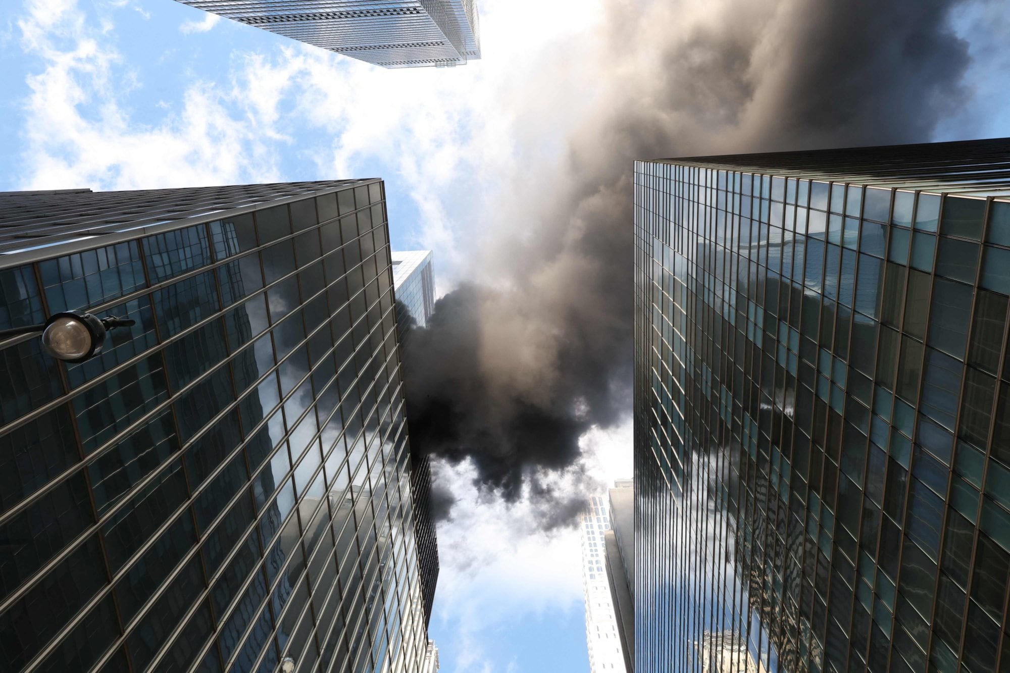 Incendio en Nueva York: una gran columna de humo sale de un edificio en Manhattan