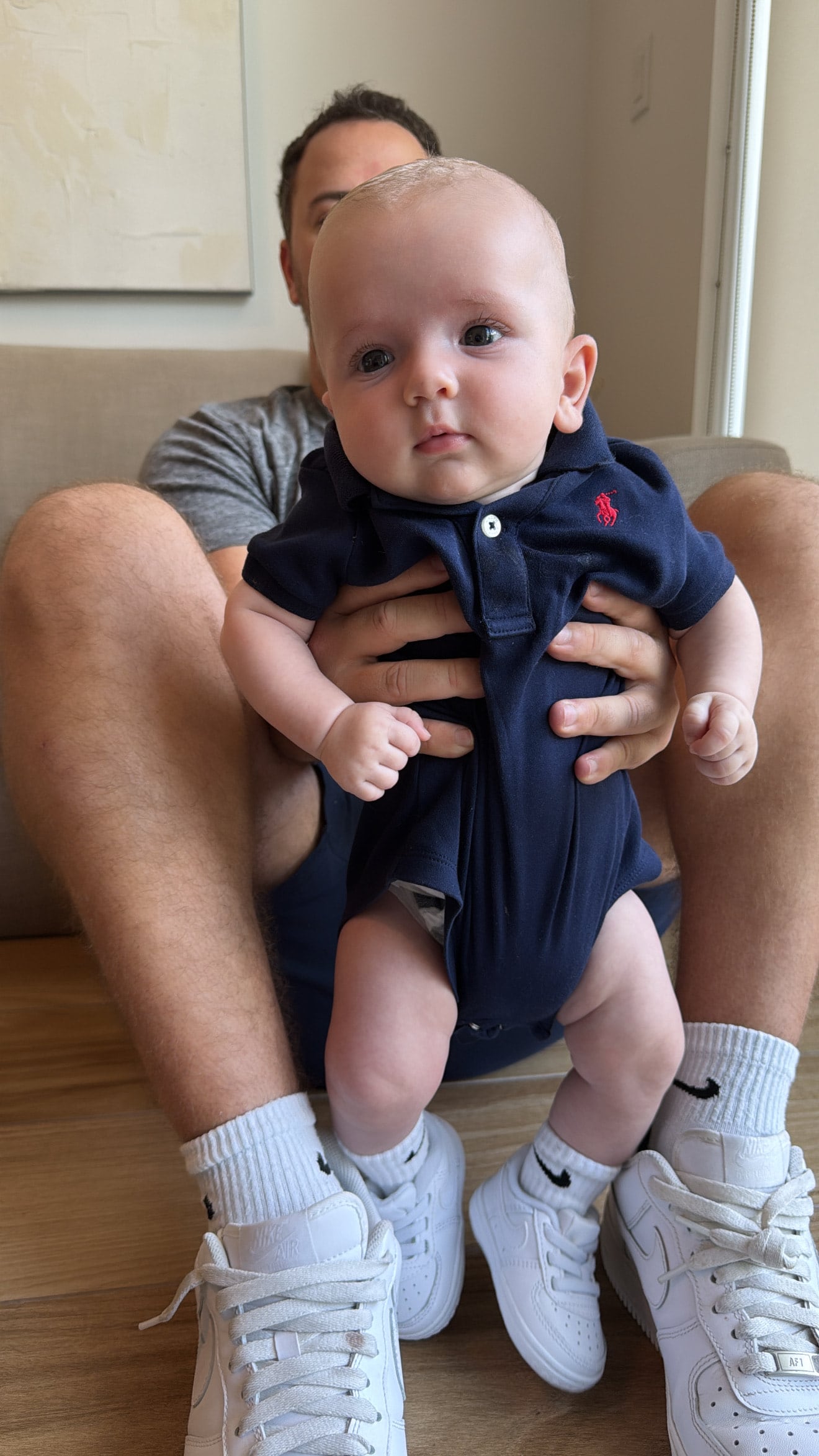 Padre e hijo combinaron zapatillas y medias para la foto.