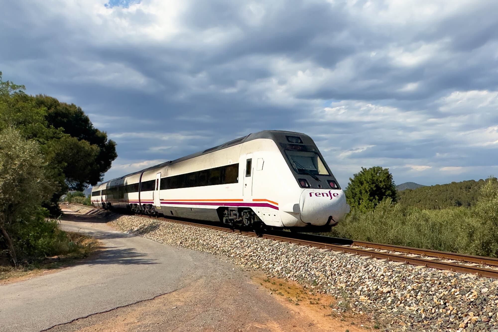 El AVE Serie 103 español es el tren comercial más rápido dentro de la flota de Renfe. En su ruta Madrid-Barcelona alcanza una máxima de 310 km/h.