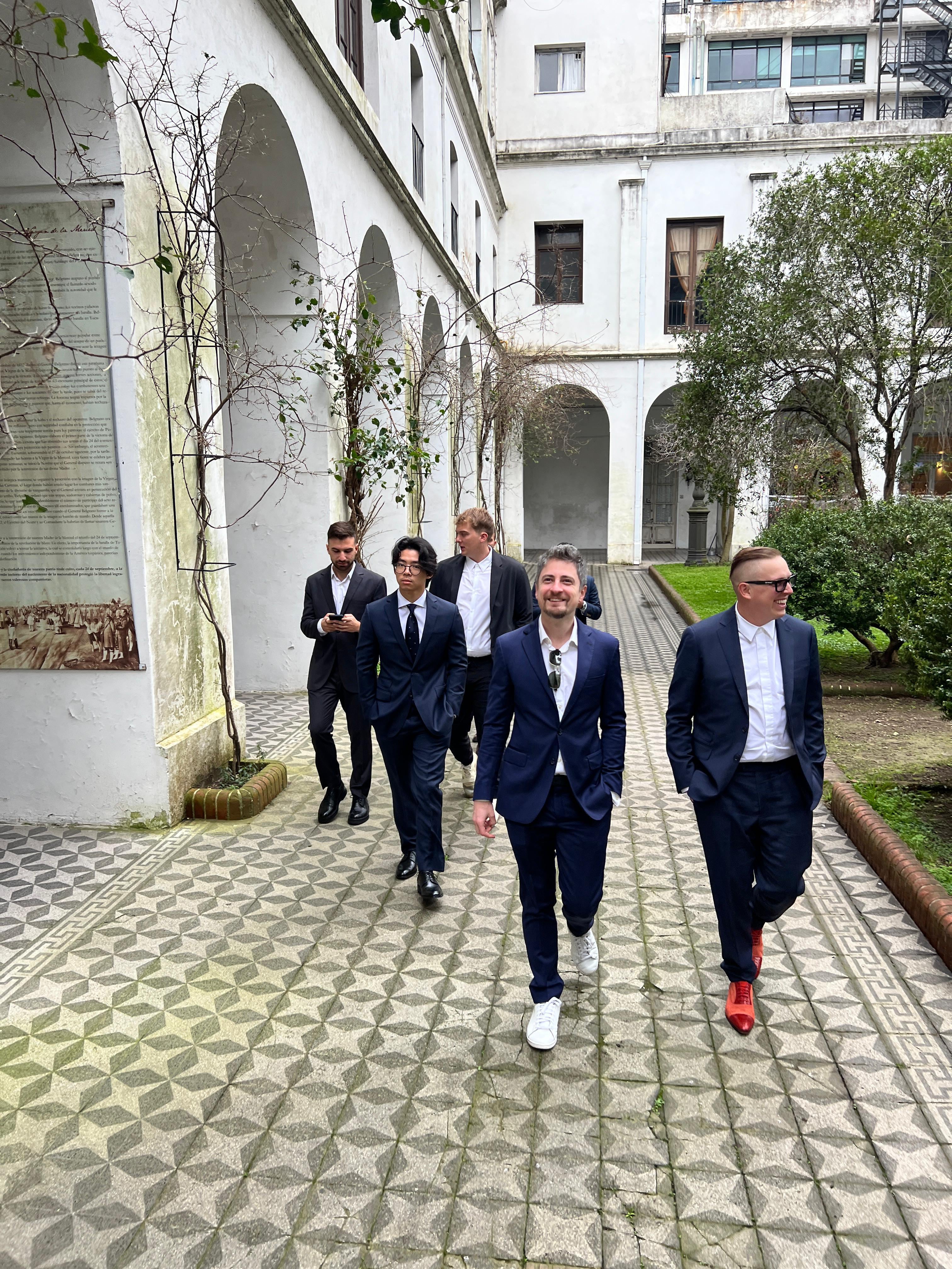 Caso $LIBRA: Mauricio Novelli vendía exclusividad para acceder a Javier Milei 8 Una visita a Buenos Aires de Hayden Davis, de la que participan Mauricio Novelli, Terrones Godoy y otros emprendedores, como Bartosz Lipinsk, de Cube Exchange (en primera fila)