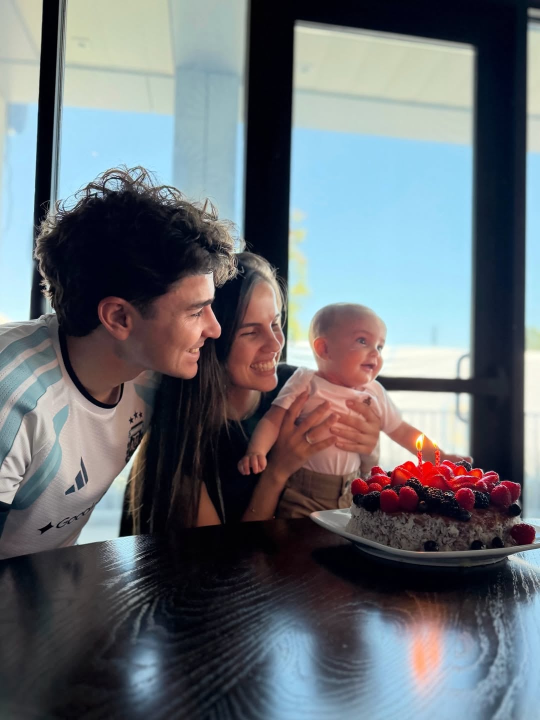 La pareja comparte la crianza de su primer hijo, Amadeo (Foto: @juliaanalvarez)