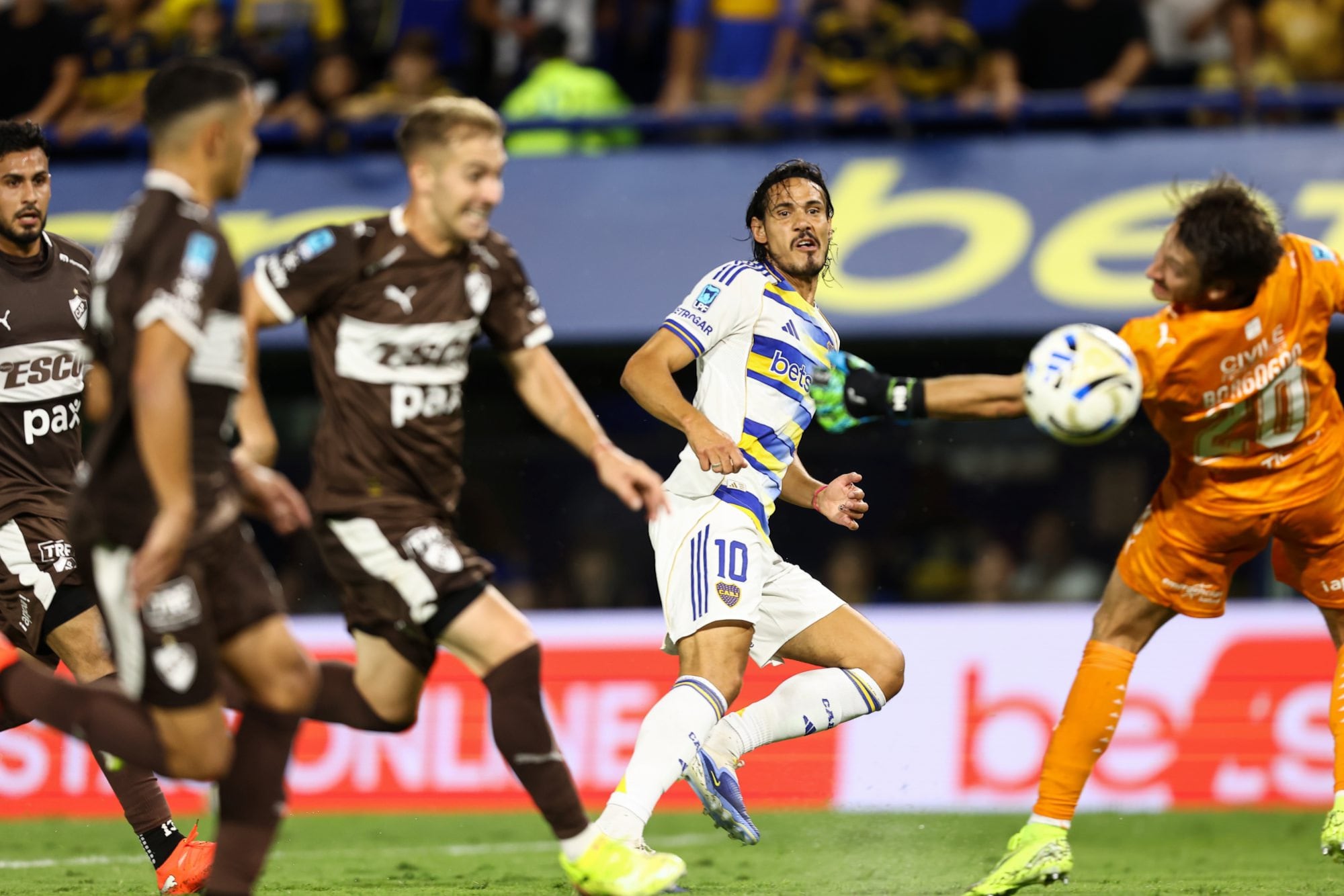 Cavani volvió después de 77 días pero no pudo ayudar ofensivamente a Boca