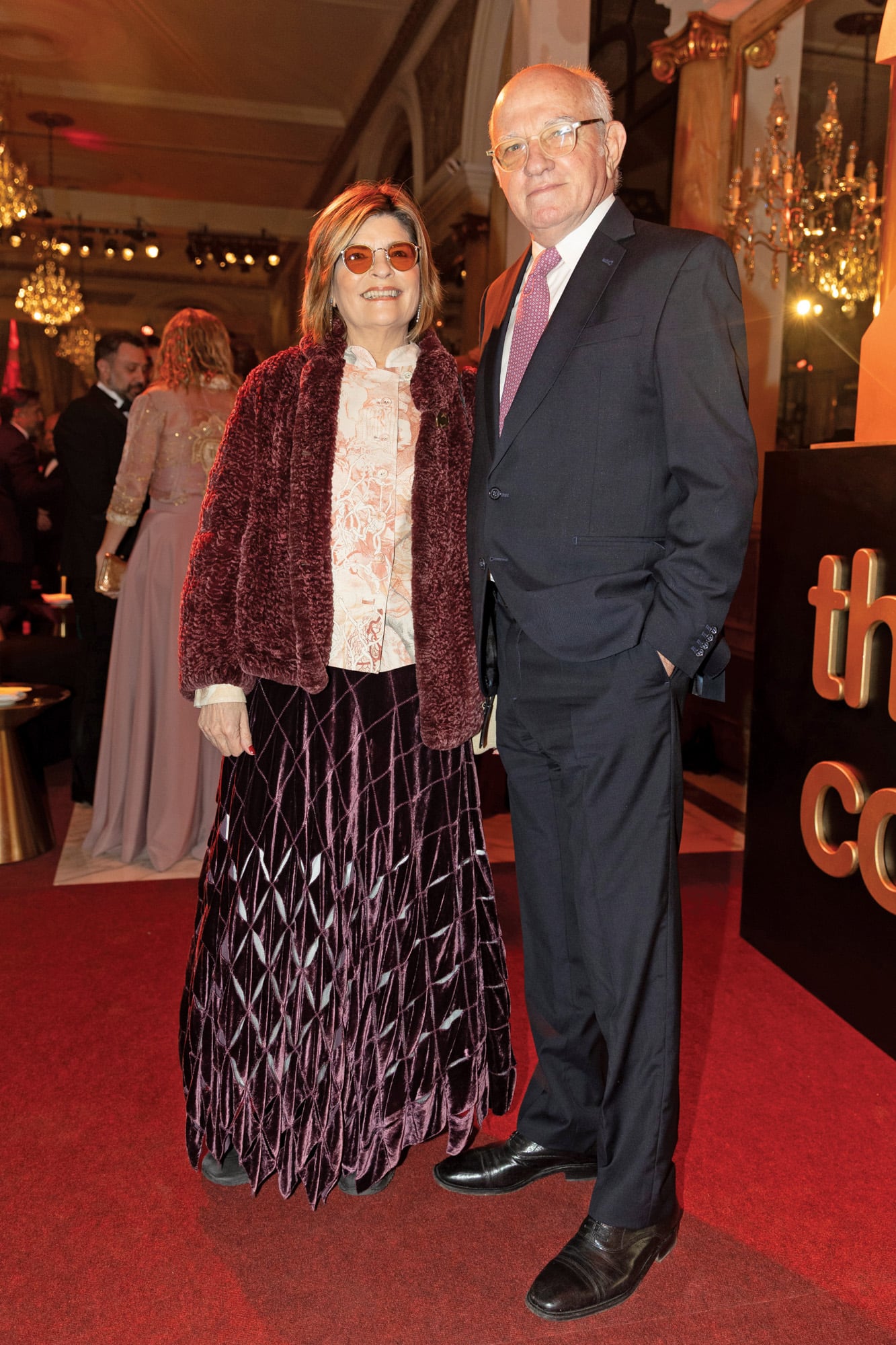Con outfit de Ralph Lauren y pieles de Calfun, la productora y directora de cine Teresa Correa Ávila dio el presente junto al coach y psicoterapeuta corporal Enrique Kistenmacher
