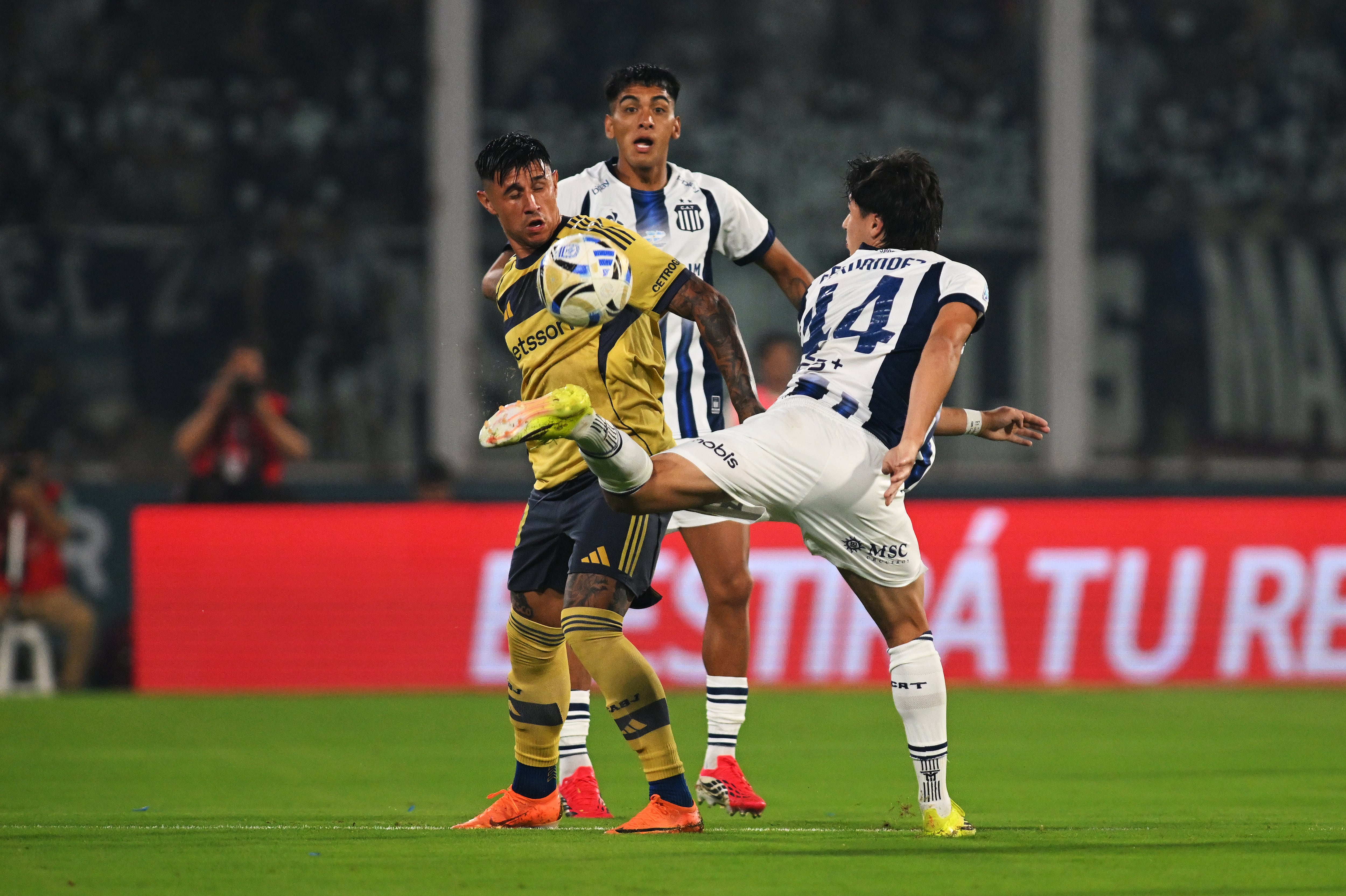Talleres vs. Boca, en vivo: el minuto a minuto del partido por el torneo Apertura 9 Adam Bareiro disputa la pelota con Santiago Fernández