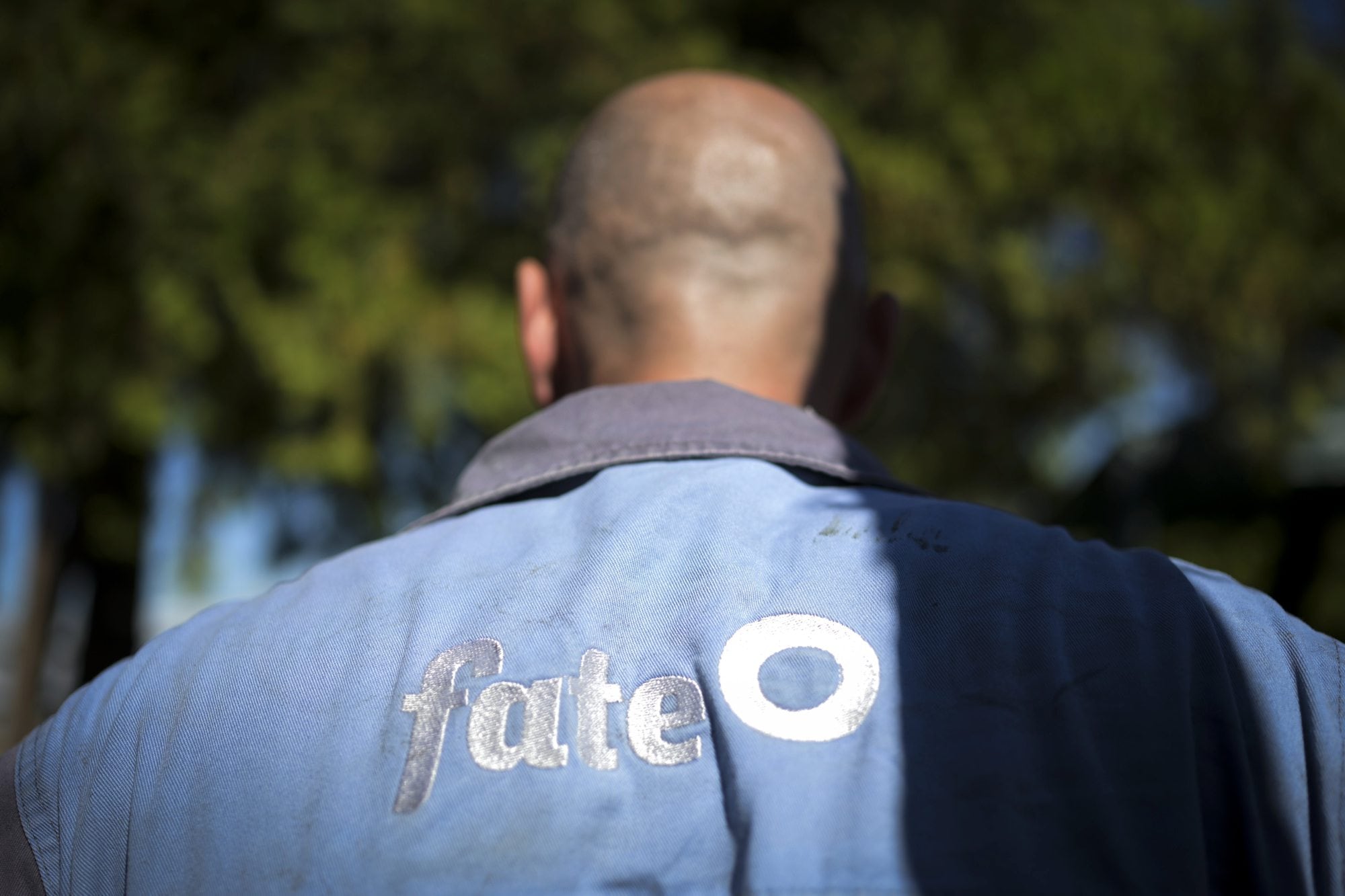 Trabajadores de la planta de Fate permanecen dentro del predio de la fabrica en resguardo de sus puestos de trabajo durante la conciliacion obligatoria dictada por el Ministerio de Trabajo.