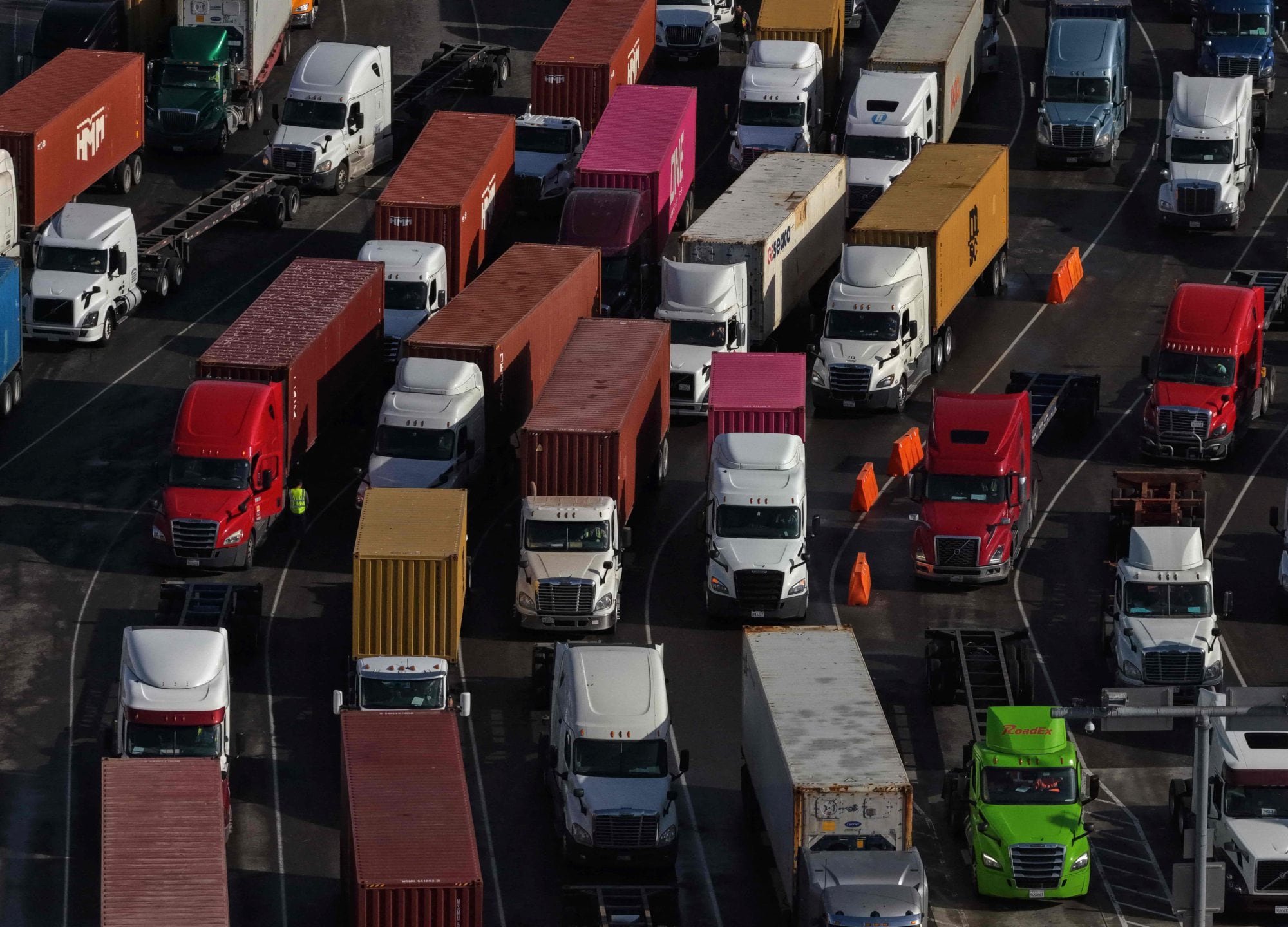 Reportes advierten que el 35% de los conductores comerciales de California pertenecen a un grupo de migrantes