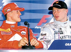Michael Schumacher y Mika Hakkinen, frente a frente; el piloto de Ferrari y el de McLaren-Mercedes pulseaban por el título de la Fórmula 1
