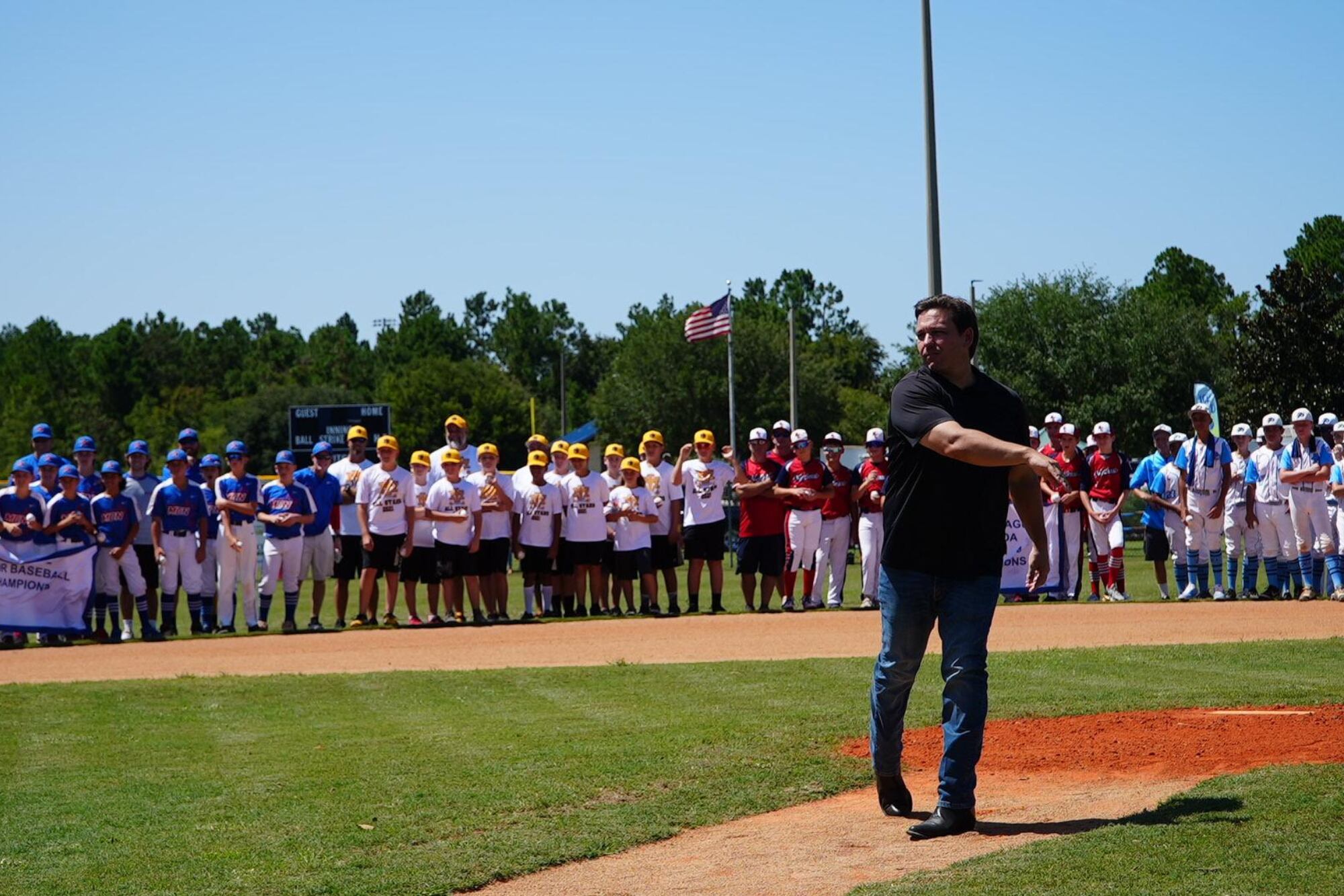 En 2022, DeSantis usó tarjetas de béisbol con su imagen para agradecer a donantes, un gesto que conectó su pasado deportivo con la campaña