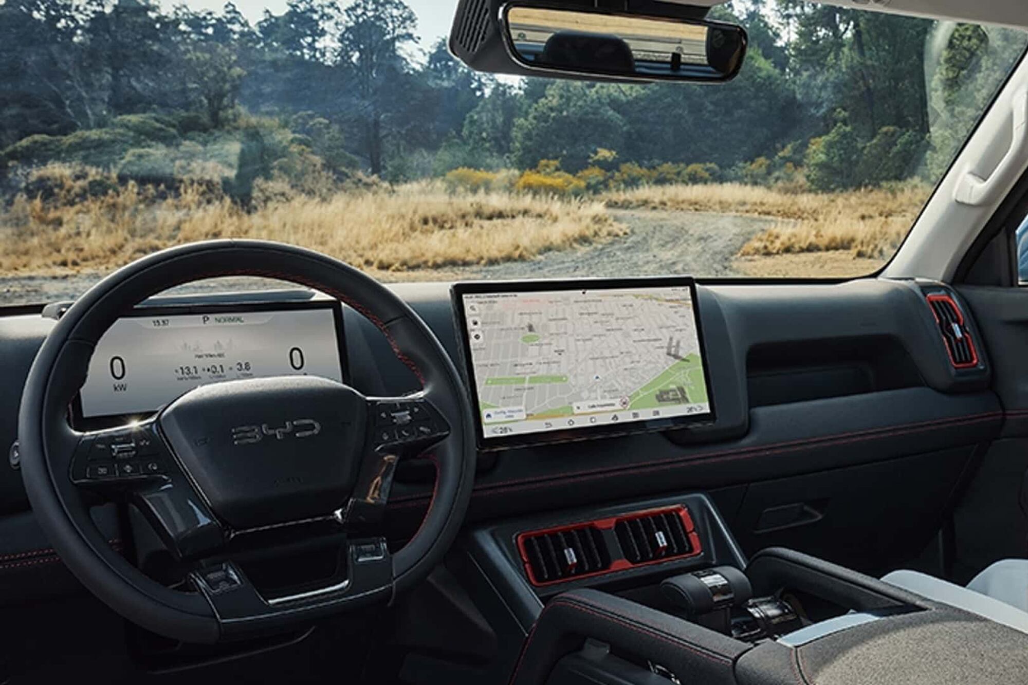 En el interior destaca su pantalla central giratoria de 12,8