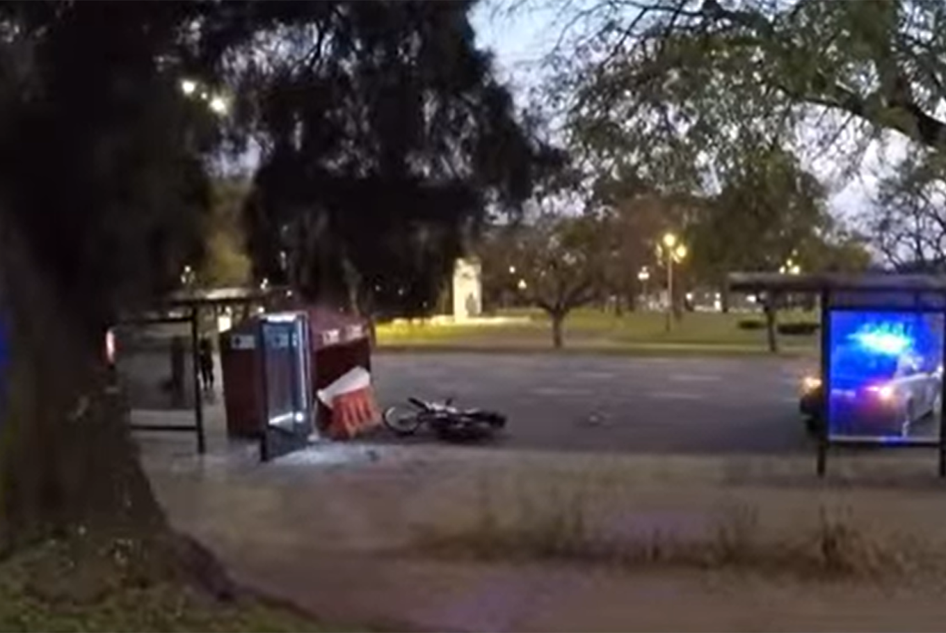Un motociclista chocó contra una parada de colectivo en Recoleta y murió