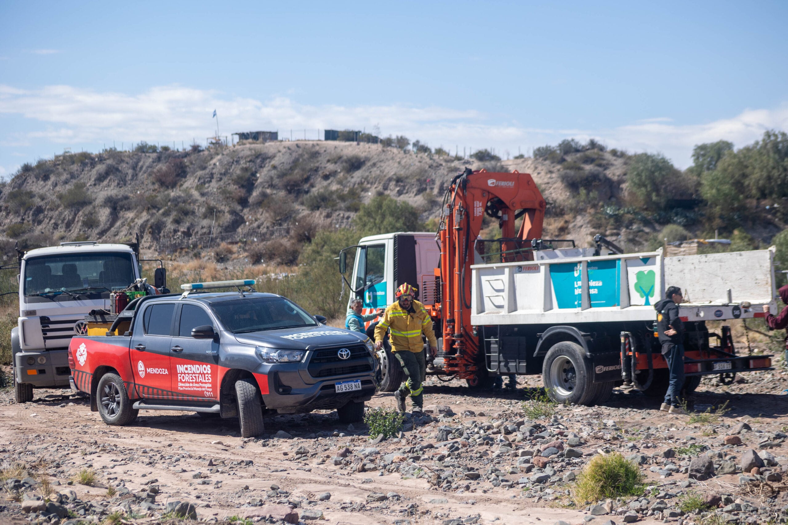 Personal y equipos realizan tareas de mantenimiento en el colector Papagayos, situado en una de las zonas más sensibles frente a los aluviones que bajan desde los cerros