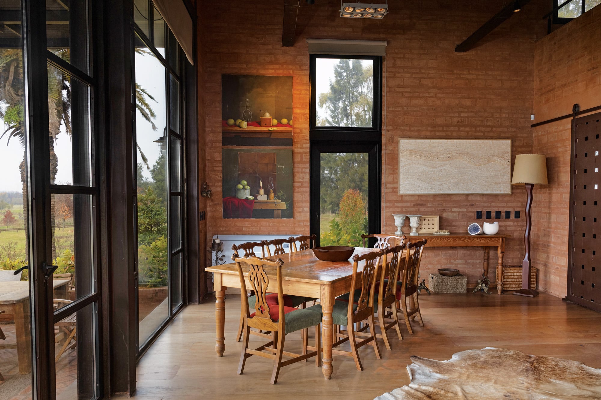 En el comedor, un juego que trajeron de la chacra de Punta del Este; a las sillas, que eran de la madre de Diego, las aclararon y las retapizaron. En la pared y del lado izquierdo, dos obras del artista Carlos Reales; del lado izquierdo,
un collage de Mónica Fierro