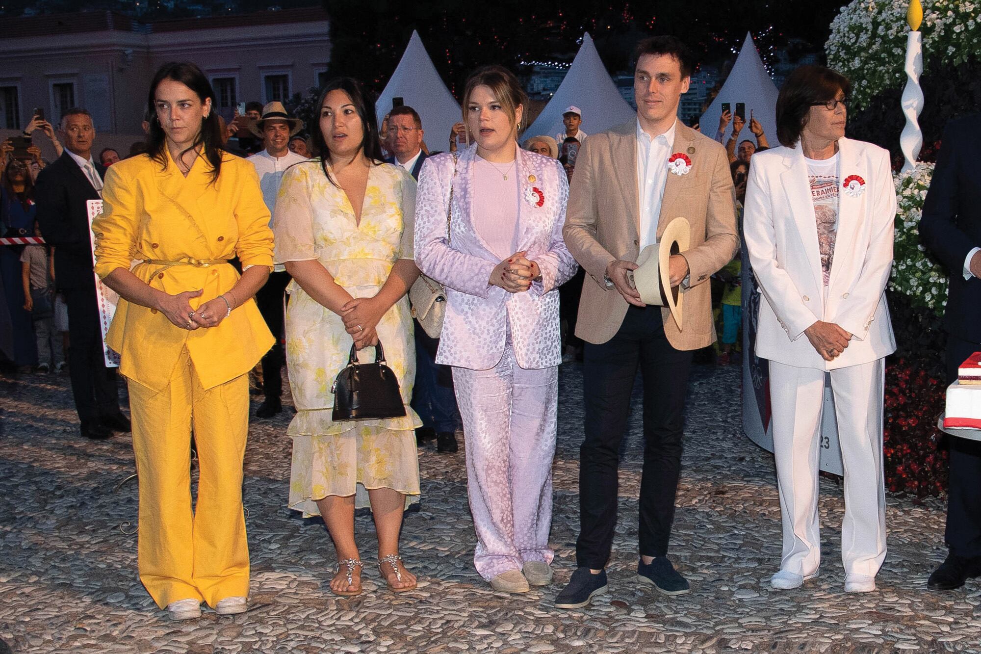 Estefanía y los suyos. Junto a sus tres hijos, Pauline, Camille y Louis y su nuera Marie Chevallier (de vestido estampado y cartera negra) en la
celebración del centenario del nacimiento del príncipe Raniero III, el 31 de mayo del 2023.