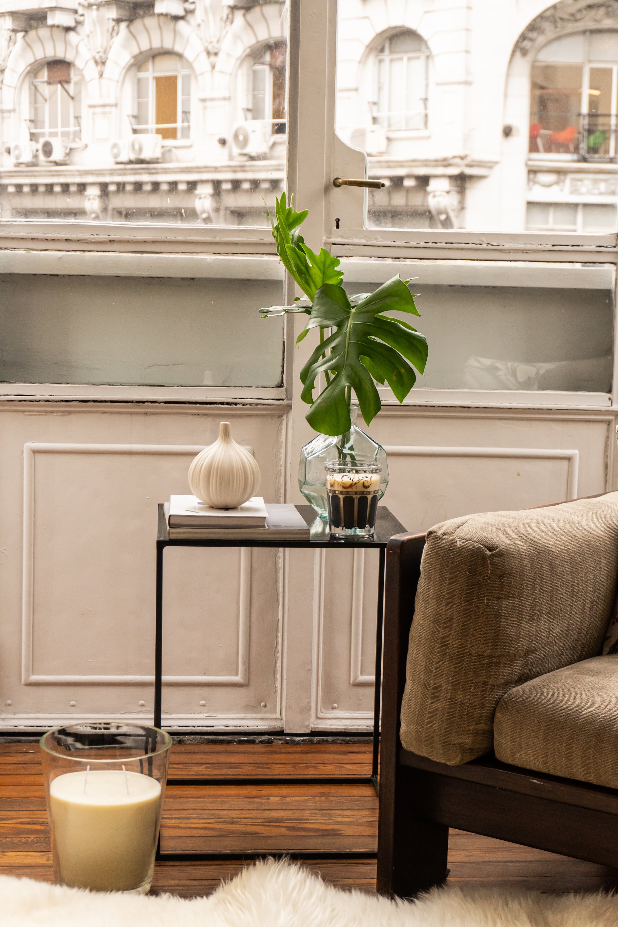 Sus velas tienen diseño elegante y minimalista, como esta, que se usa para iluminar y crear un ambiente acogedor.