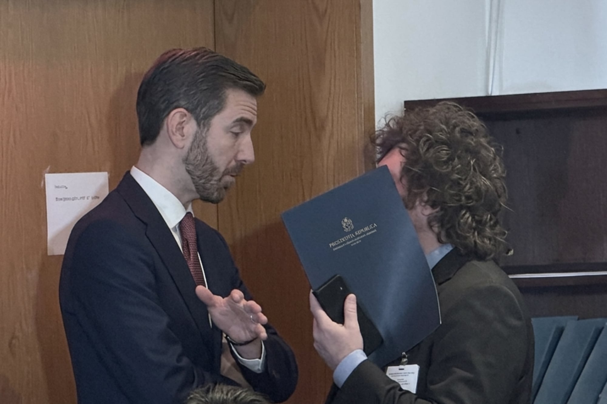 Javier Milei habla con el flamante subsecretario adjunto de Estado para Asuntos del Hemisferio Occidental, Juan Pablo Segura, hijo de argentinos.