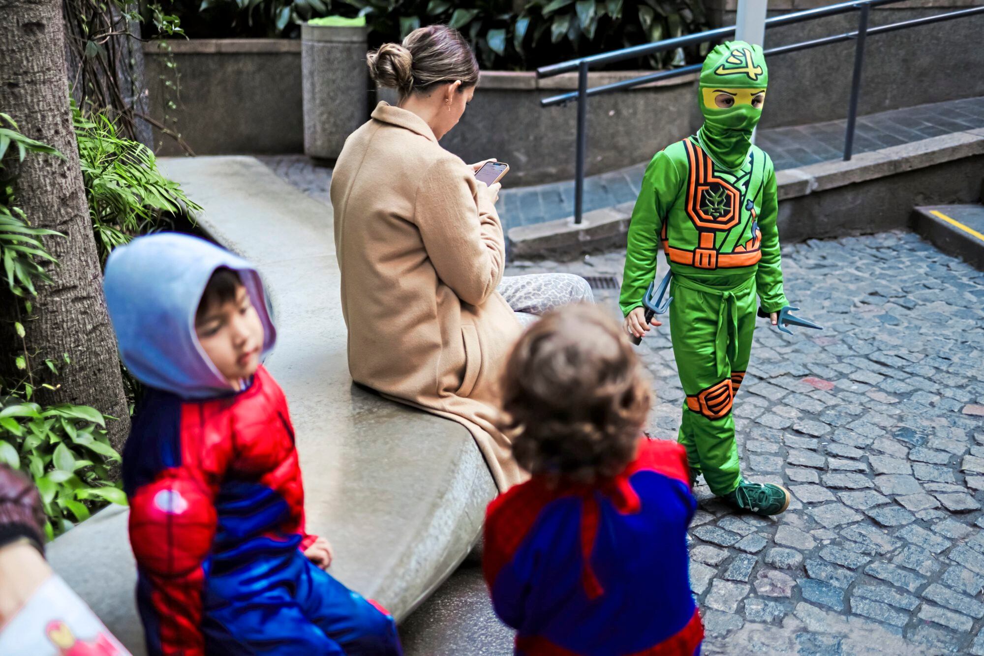 En tiempo de vacaciones de invierno, los superhéroes habitan tanto los escenarios como las veredas