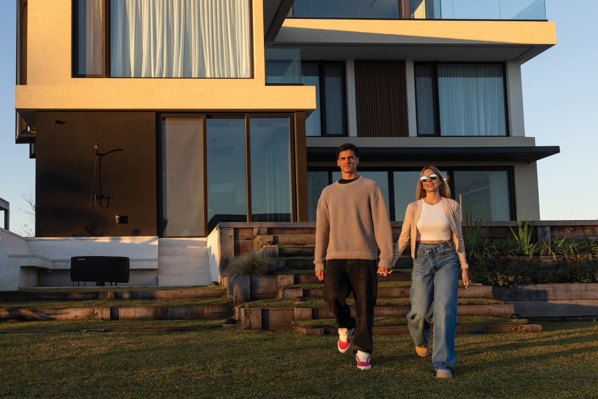 Federico Coria y Florencia Gomes se
conocieron en 2016 en una fiesta, y
el flechazo fue inmediato. Ocho años
después, dieron el “sí, quiero” en una
espectacular fiesta en el
Palacio Sans Souci. Y en marzo de
este año estrenaron su casa en Tigre.