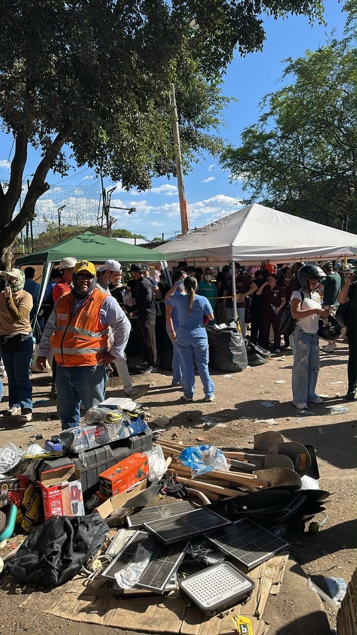 Se acercaron con su hijo para ayudar en los edificios que se derrumbaron, donde se armaron grupos de ayuda