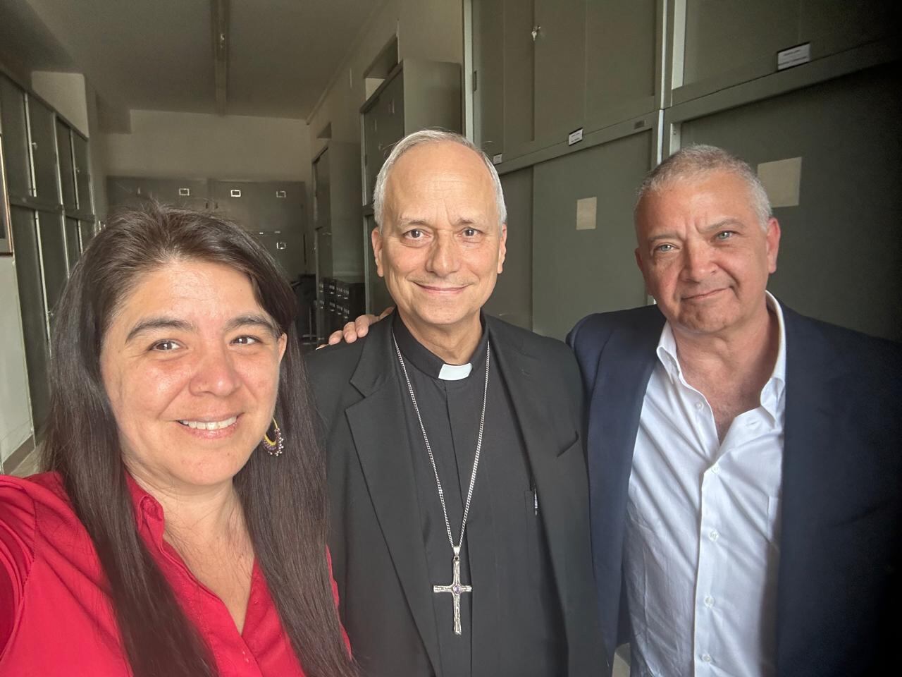 Paola Ugaz junto a Pedro Salinas y el entonces obispo Prevost, en 2024