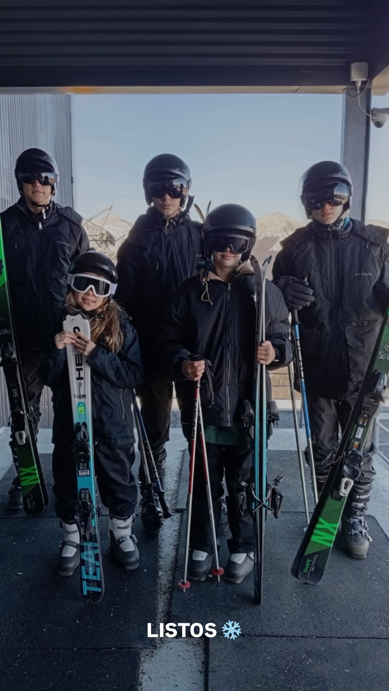 Wanda llevó a sus cinco hijos a esquiar a Villa La Angostura: Valentino, Constantino, Benedicto, Francesca e Isabella