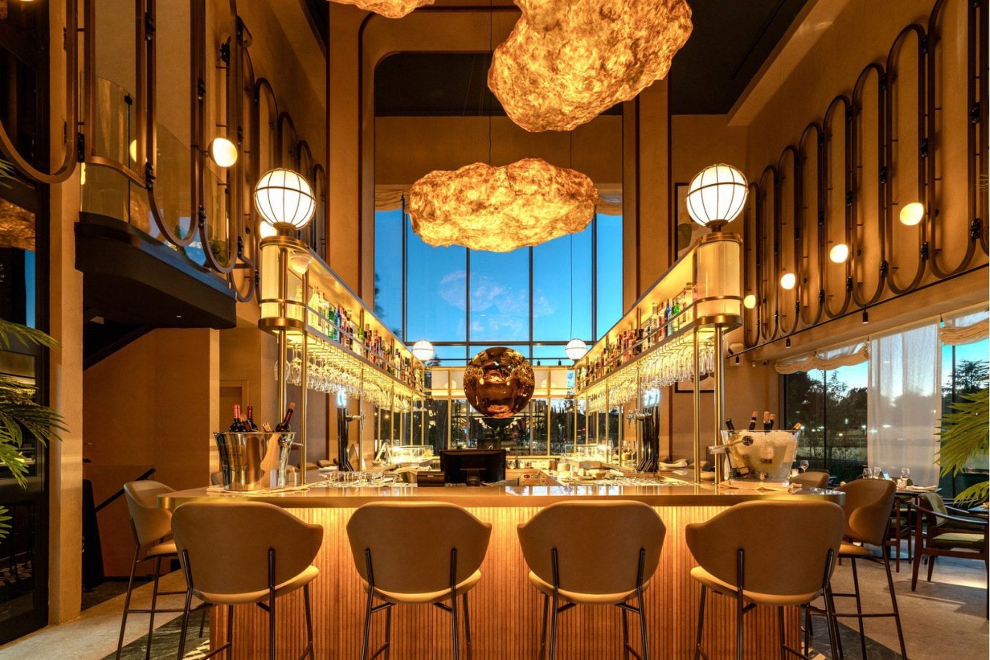 Con temática ferroviaria, en La Máquina de Caleido, en Madrid, Diego Gronda buscó unir y fusionar el pasado y el futuro