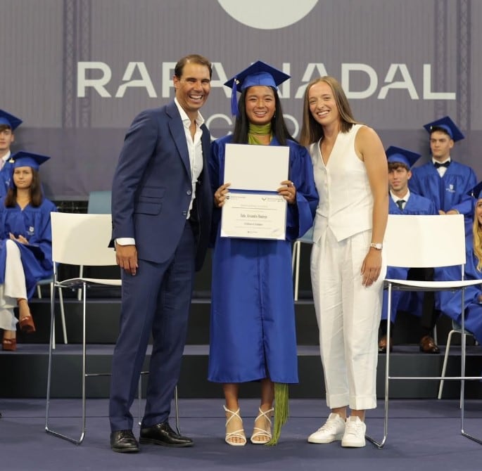 En 2023, Alexandra Eala, en la Rafa Nadal Academy, con Iga Swiatek como madrina de graduación