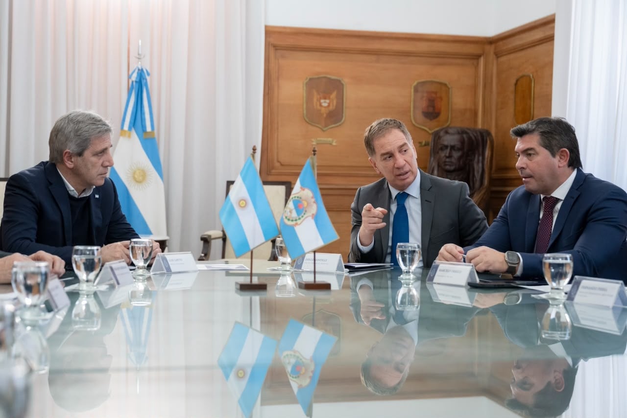 El Gobierno Nacional avanzó con la delegación integral de la gestión de rutas nacionales a San Juan: el jefe de Gabinete, Diego Santilli, y el ministro de Economía, Luis Caputo, se reunieron este lunes con el gobernador de San Juan, Marcelo Orrego