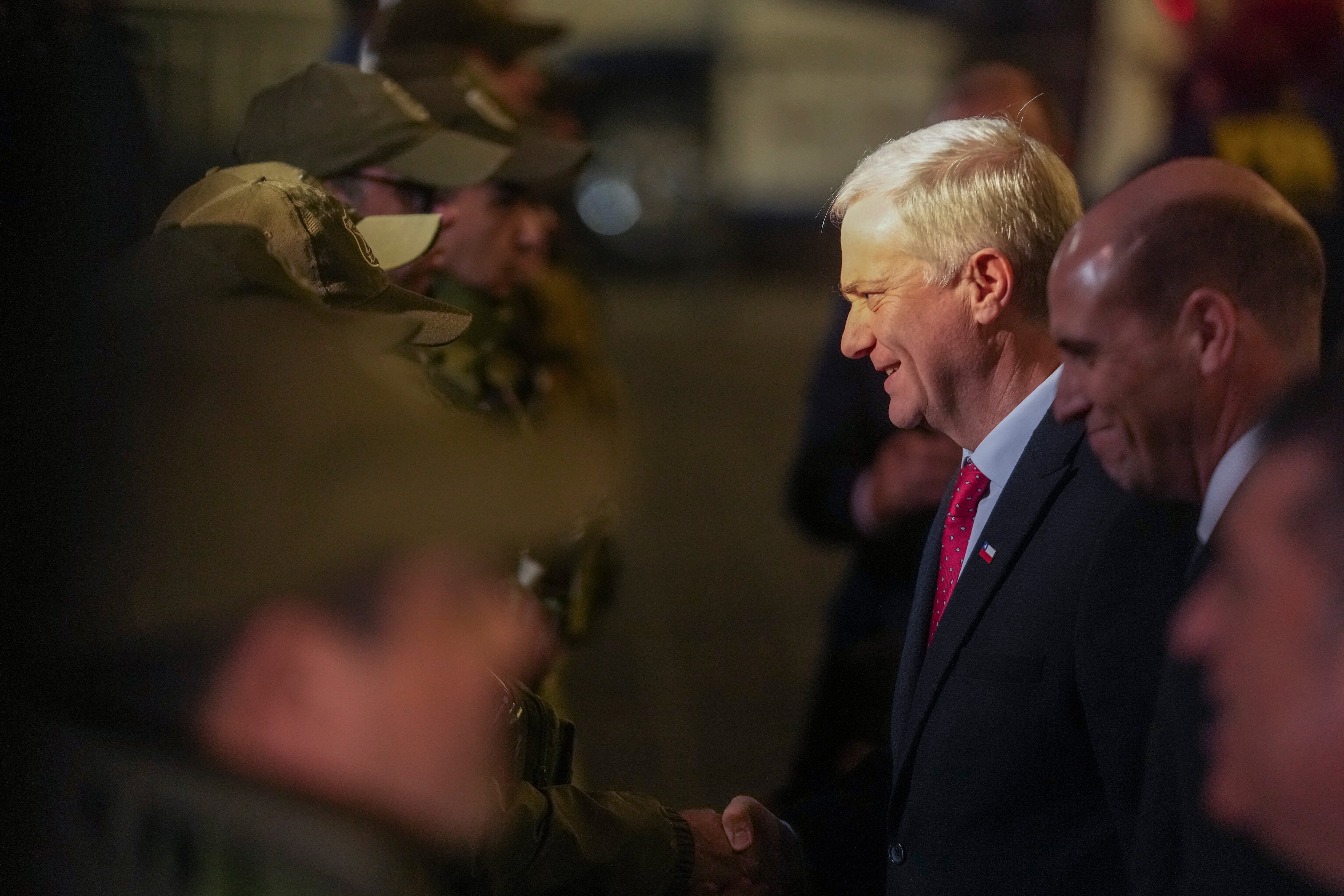 El presidente chileno, José Antonio Kast, saluda a una fila de agentes de policía en la Plaza de Armas de Santiago de Chile
