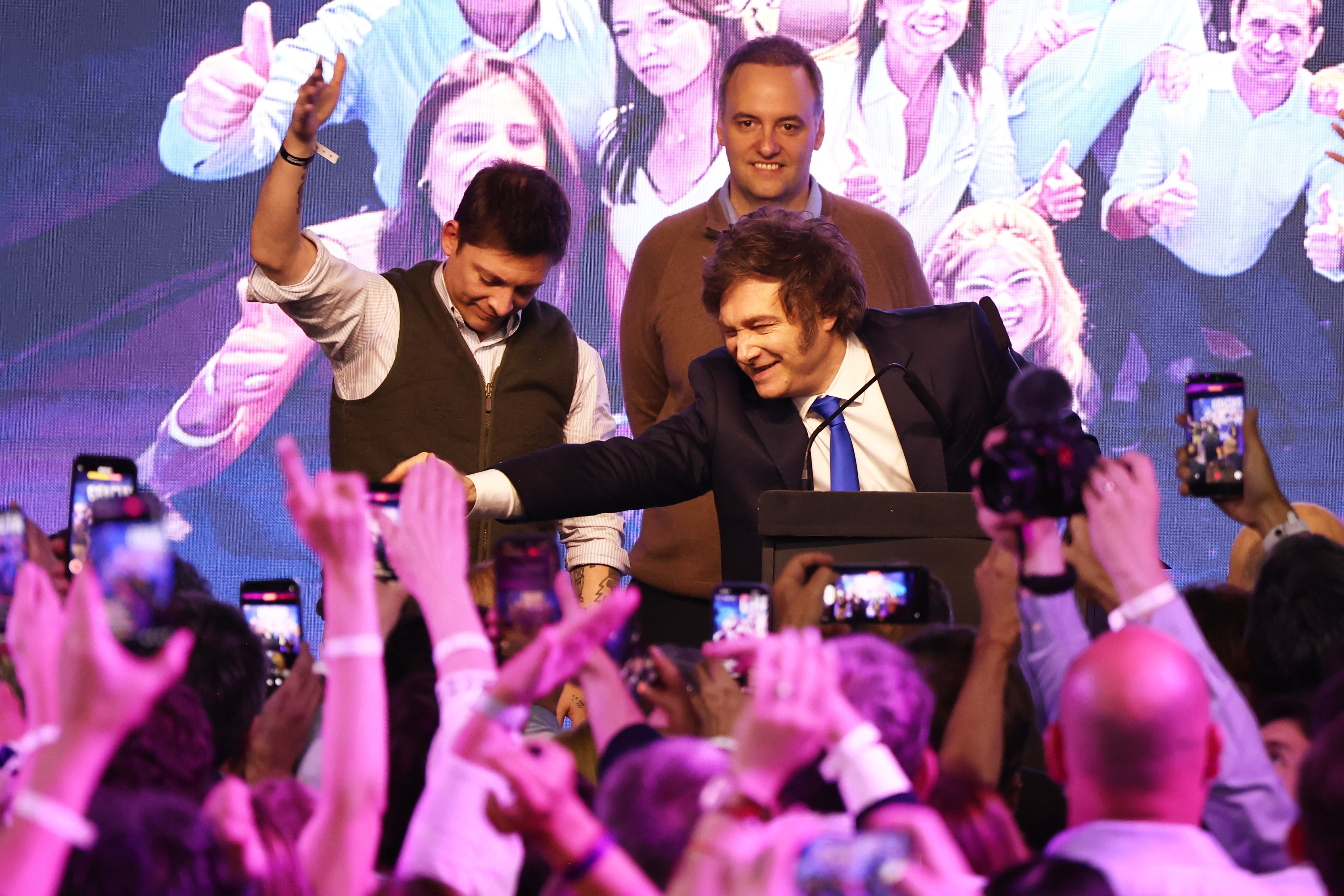 Santiago Caputo, al lado de Javier Milei en el bunker de LLA el domingo de la victoria electoral