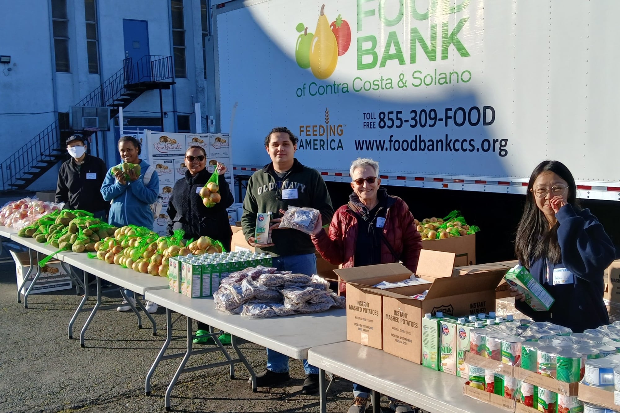 Los voluntarios distribuyen por alimentos por toda la ciudad