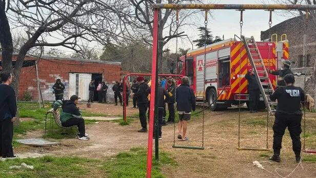 Un chico de cuatro años murió al incendiarse su casa y su hermano de 11 se salvó por la valentía de vecinos