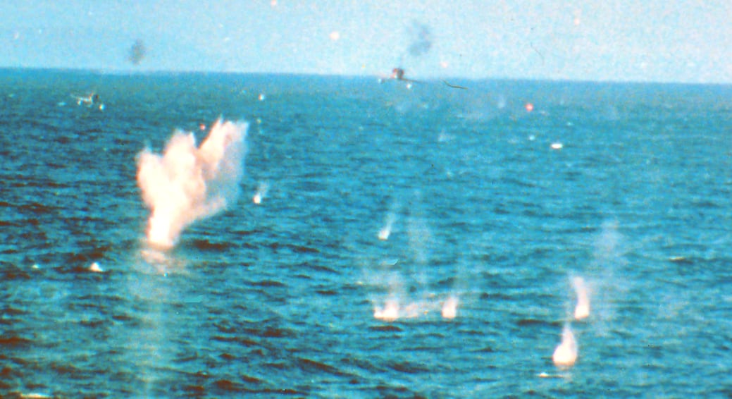 Imagen lograda desde la fragata Broadsword en el momento de ser atacada por el capitán Pablo Carballo (izquierda) y teniente Carlos Alfredo Rinke (derecha). Se aprecian los disparos dirigidos a los Skyhawk en su aproximación al buque enemigo. Una de las bombas lanzadas golpeó la cubierta de vuelo del Broadsword pero no explotó, causando averías a la estructura y al helicóptero del buque, un Westland Lynx