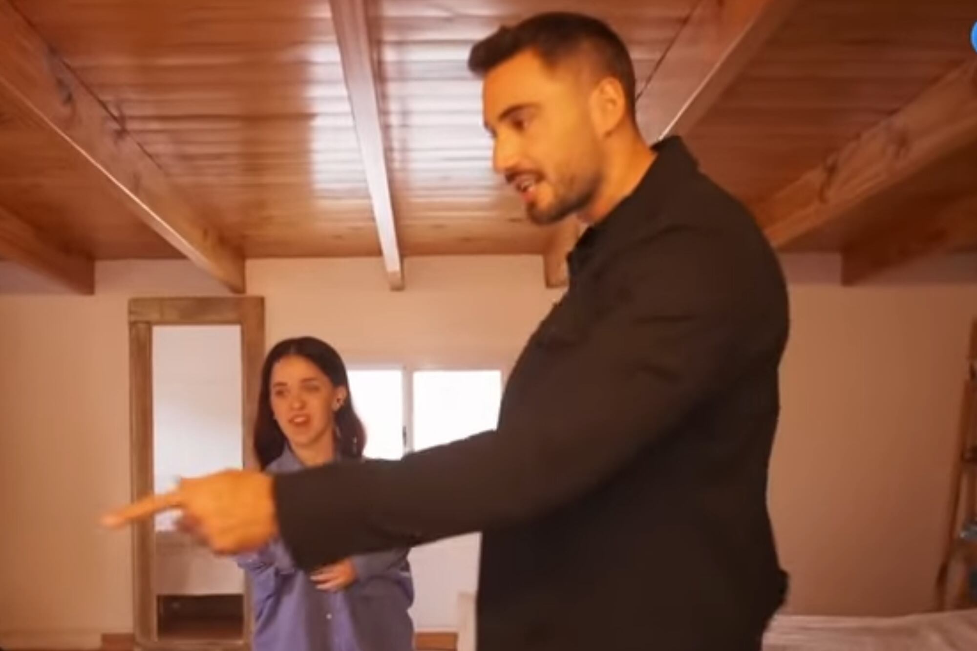 Nico Occhiato visitó la casa de una participante de La Voz Argentina y conversó con su familia (Captura / Telefe)