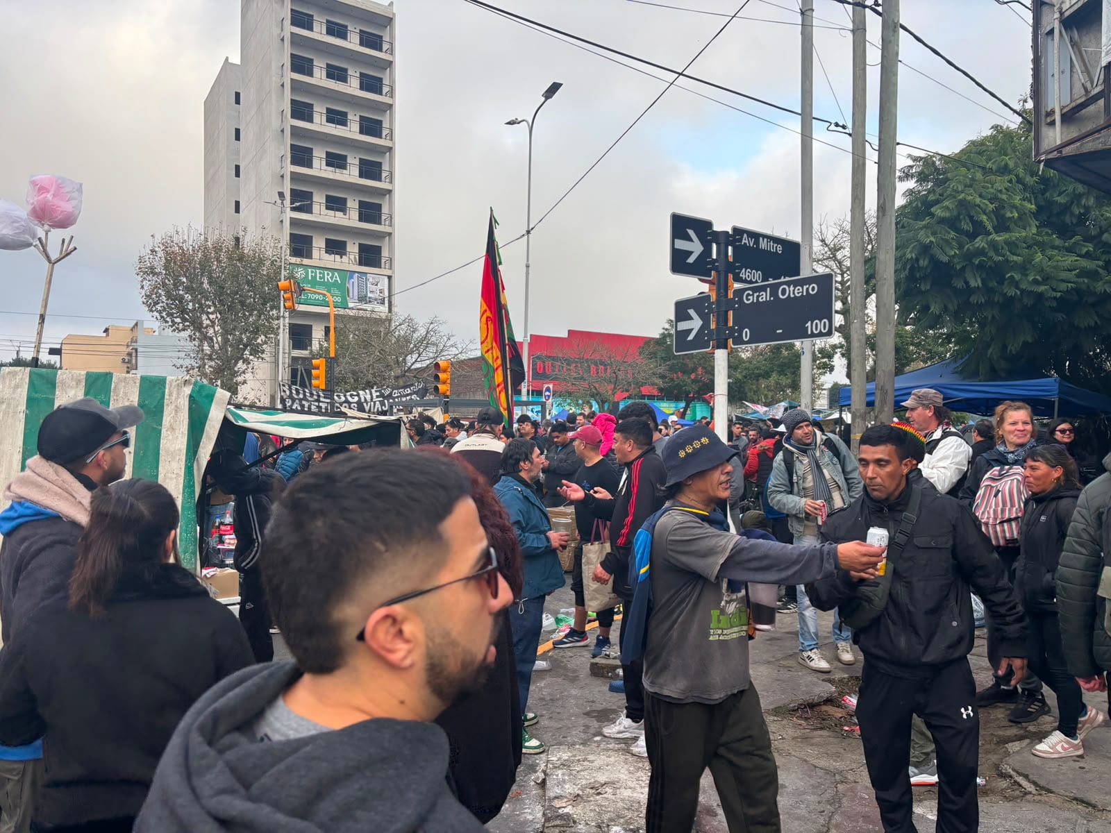 La previa al velorio del Indio, una hora y media antes de la apertura del polideportivo