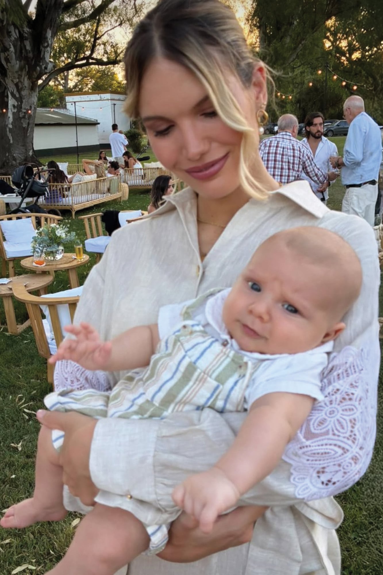 Eva con su hijo en brazos. Después del bautismo, hicieron un almuerzo en la estancia donde se instalaron todos juntos por unos días